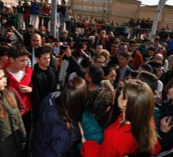 Su Majestad la Reina saluda a los ciudadanos que acudieron a recibirla