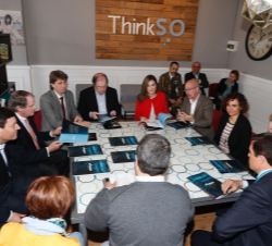 Vista de la reunión informativa sobre el funcionamiento del centro "El Hueco"
