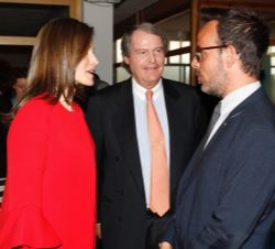 Doña Letizia conversa con Àngel Llàcer, en presencia del presidente de la Fundación Princesa de Girona (FPdGi), Francisco Belil