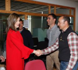Su Majestad la Reina, durante su recorrido por las instalaciones de "El Hueco", saluda a los responsables de "Anillo Celtibérico"
