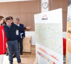 Doña Letizia atiende a las explicaciones sobre la labor que desarrollan en "Anillo Celtibérico", una ruta de bicicleta de montaña