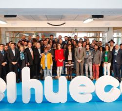 Su Majestad la Reina y las autoridades asistentes, con los trabajadores de las empresas de "El Hueco"