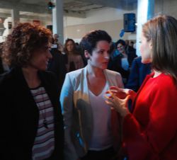 Doña Letizia conversa con la galardonada, Miriam Reyes, y la ministra de Sanidad, Servicios Sociales e Igualdad, Dolors Montserrat