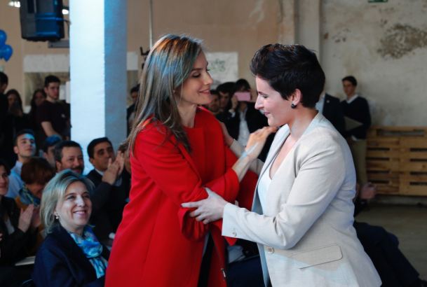 Su Majestad la Reina felicita a Miriam Reyes, galardonada con el Premio Fundación Princesa de Girona 2017 en la categoría de 