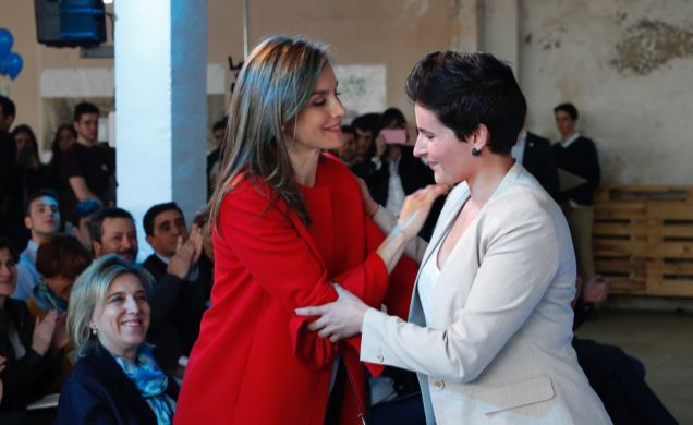 Su Majestad la Reina felicita a Miriam Reyes, galardonada con el Premio Fundación Princesa de Girona 2017 en la categoría de "Social"