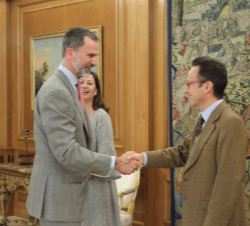 Su Majestad el Rey recibe el saludo del nieto del pintor Joan Miró y responsable de la gestión del legado del artista, Joan Punyet Miró