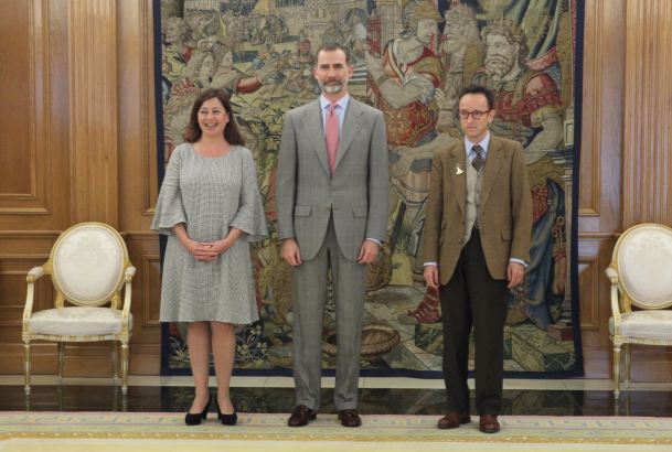 Su Majestad el Rey junto a la presidenta de las Illes Balears, Francina Armengol y el responsable de la gestión del legado del artista, Joan Punyet Miró