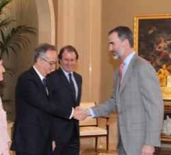 Su Majestad el Rey recibe el saludo del vicepresidente del Instituto de la Empresa Familiar, Simón Pedro Barceló