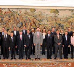 Fotografía de grupo de Su Majestad el Rey junto a la junta directiva del Instituto de la Empresa Familiar