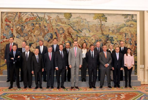 Fotografía de grupo de Su Majestad el Rey junto a la junta directiva del Instituto de la Empresa Familiar