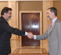 Su Majestad el Rey recibe el saludo del director de las Jornadas de Acercamiento de los Jóvenes a las Instituciones Públicas, José Henríquez 