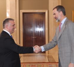 Su Majestad el Rey recibe el saludo del director de EFA Moratalaz, Francisco Muela