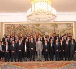 Su Majestad el Rey junto a una representación de los participantes en las Jornadas de Acercamiento de los Jóvenes a las Instituciones Públicas 