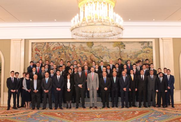Su Majestad el Rey junto a una representación de los participantes en las Jornadas de Acercamiento de los Jóvenes a las Instituciones Públicas 