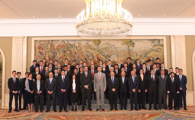 Su Majestad el Rey junto a una representación de los participantes en las Jornadas de Acercamiento de los Jóvenes a las Instituciones Públicas 
