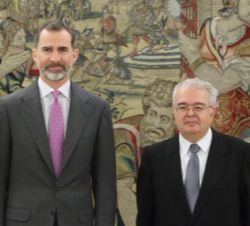 Su Majestad el Rey con el presidente del Tribunal Constitucional, Juan José González Rivas