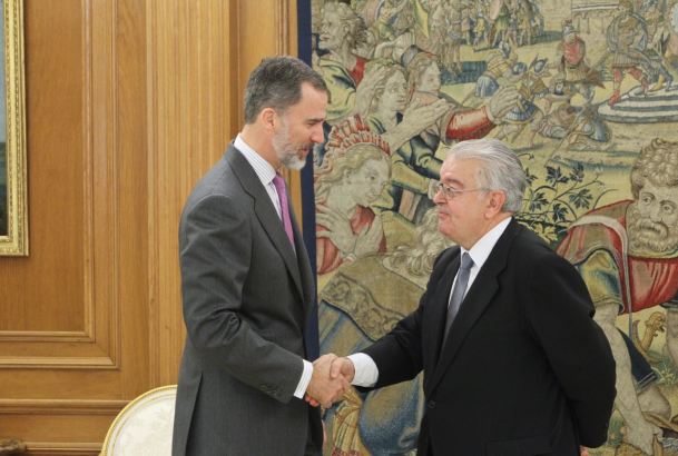 Su Majestad el Rey recibe el saludo del presidente del Tribunal Constitucional, Juan José González Rivas