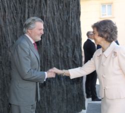 Su Majestad la Reina Doña Sofía recibe el saludo del ministro de Educación, Cultura y Deporte, Íñigo Méndez de Vigo