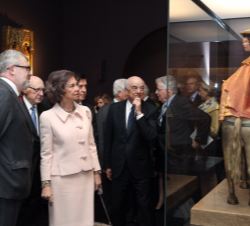 Doña Sofía durante su recorrido por la exposición