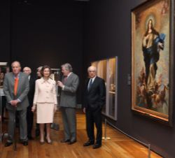 Sus Majestades los Reyes Don Juan Carlos y Doña Sofía en un momento de su recorrido por la exposición 