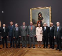 Fotografía de grupo de Don Juan Carlos y Doña Sofía acompañados de las personalidades asistentes al acto ante el "Retrato de la duquesa de Alba v