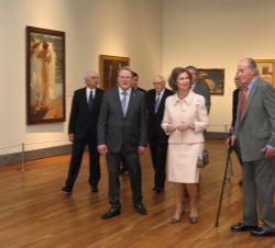 Sus Majestades los Reyes Don Juan Carlos y Doña Sofía durante su recorrido por la exposición 