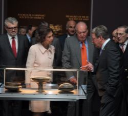 Sus Majestades los Reyes Don Juan Carlos y Doña Sofía reciben explicaciones durante su recorrido por la exposición