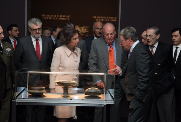 Sus Majestades los Reyes Don Juan Carlos y Doña Sofía reciben explicaciones durante su recorrido por la exposición