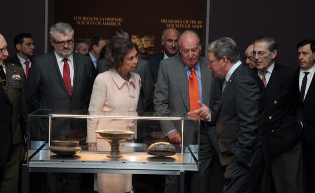 Sus Majestades los Reyes Don Juan Carlos y Doña Sofía reciben explicaciones durante su recorrido por la exposición