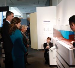 Sus Majestades los Reyes en el Área de mecánica sísmica del Centro de Estudio, Concienciación y Prevención de Catástrofes Naturales