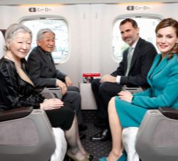 Sus Majestades los Reyes junto a los Emperadores de Japón, en en Tren Shinkansen con destino a la ciudad de Shizuoka