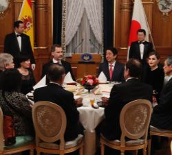 Sus Majestades los Reyes durante la cena ofrecida por el Primer Ministro de Japón