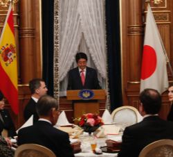 Sus Majestades los Reyes durante la intervención del Primer Ministro de Japón