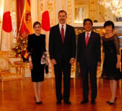 Sus Majestades los Reyes con el Primer Ministro de Japón a su llegada al Palacio de Akasaka