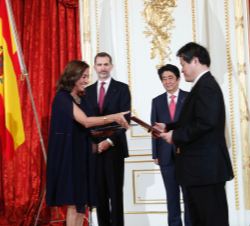 Su Majestad el Rey junto al Primer Ministro de Japón durante el intercambio de acuerdos y memorandos entre España y Japón