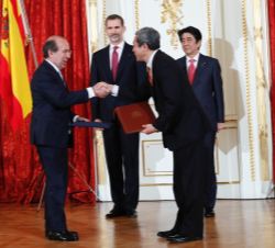 Su Majestad el Rey junto al Primer Ministro de Japón durante el intercambio de acuerdos y memorandos entre España y Japón 