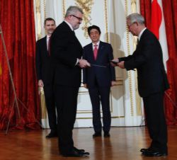 Su Majestad el Rey junto al Primer Ministro de Japón durante el intercambio de acuerdos y memorandos entre España y Japón 