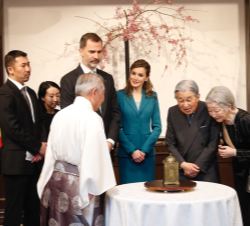 Sus Majestades los Reyes y los Emperadores de Japón observan un reloj original regalado por Su Majestad el Rey Felipe III al gobernador Tokugawa Ieyas