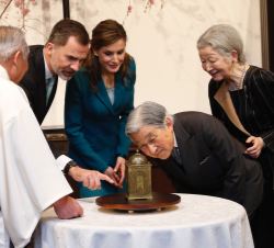 Sus Majestades los Reyes y los Emperadores de Japón observan un reloj original regalado por Su Majestad el Rey Felipe III al gobernador Tokugawa Ieyas