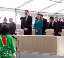 Sus Majestades los Reyes durante la interpretación del coro de niños del "Shizuoka City Aoi Elementary Scholl"