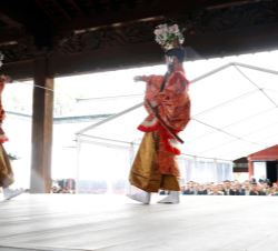 Sus Majestades los Reyes durante el espectaculo de danza tradicional japonesa "Chigomai"