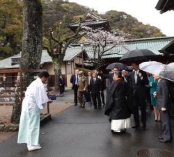 Sus Majestades los Reyes con los Emperadores de Japón recorren el Templo Sengen Jinja