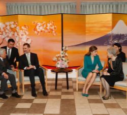 Sus Majestades los Reyes conversan con los Emperadores de Japón durante la ceremonia de despedida oficial