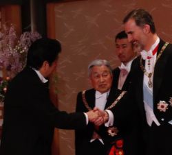 Su Majestad el Rey saluda al Primer Ministro de Japón, Shinzo Abe, en presencia de Su Majestad el Emperador de Japón