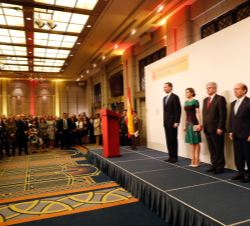 Sus Majestades los Reyes junto al embajador de España en Japón y su esposa durante la interpretación del himno nacional