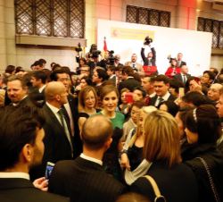 Doña Letizia junto a los invitados a la recepción a la colectividad española en Japón