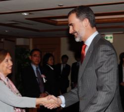 Su Majestad el Rey saluda a la secretaria de Estado de Comercio a su llegada al desayuno de trabajo