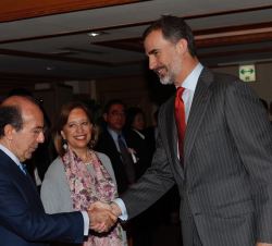Su Majestad el Rey saluda al embajador de España en Japón a su llegada al desayuno de trabajo