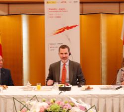Don Felipe junto a la secretaria de Estado de Comercio y el embajador de España en Japón durante el desayuno de trabajo