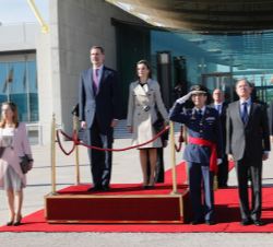 Sus Majestades los Reyes reciben honores en el Pabellón de Estado de la T-4 del Aeropuerto Adolfo Suárez Madrid-Barajas, antes de partir a Japón